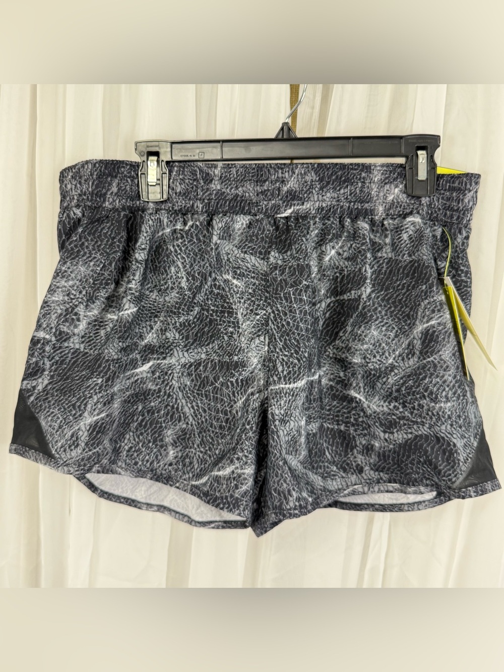 All in Motion Women’s Mid-Rise Run Shorts Gray/Black Print Size L NWT